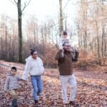 Famille avec enfants se promenant sur un sentier forestier en automne