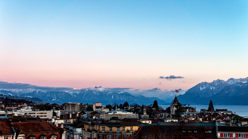 Vue de Lausanne au coucher du soleil avec le lac Léman et les Alpes