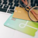 Cartes bancaires et lunettes posées sur le clavier d'un ordinateur portable