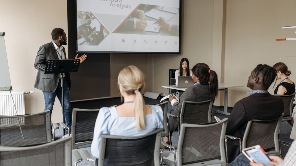 Groupe de professionnels assistant à une formation dans une salle de conférence