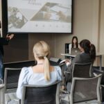 Groupe de professionnels assistant à une formation dans une salle de conférence
