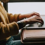 Frontalier exerçant une activité indépendante sur son ordinateur portable