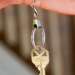 Gros plan sur une main tenant la clé d'un logement